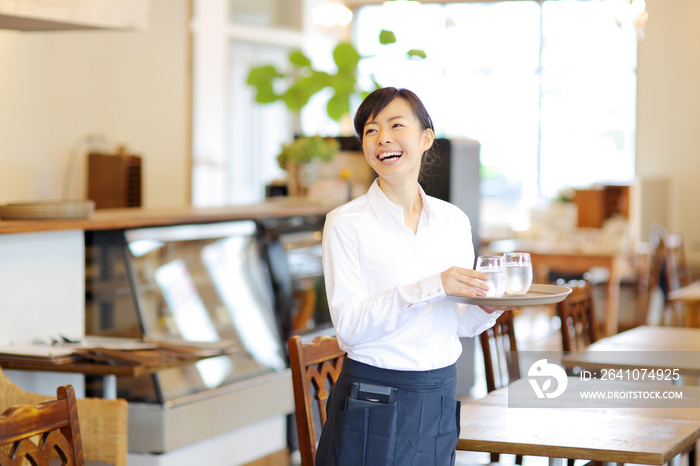 在咖啡店工作的年轻女性