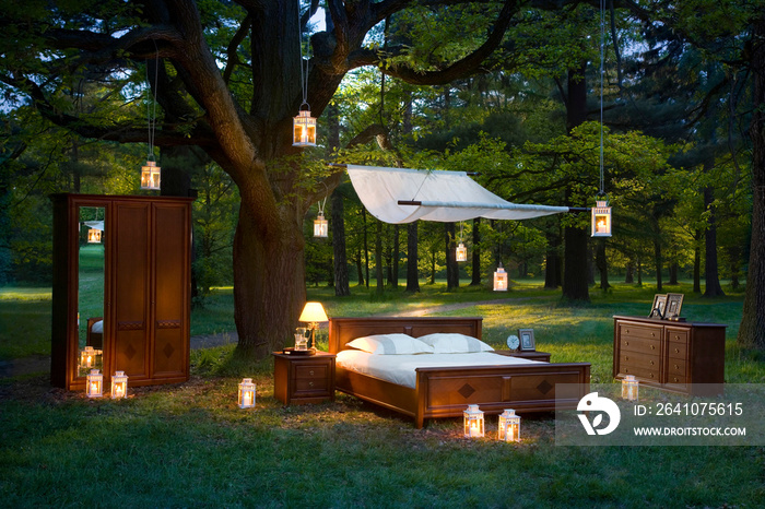 森林中的床-良好睡眠的概念