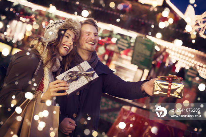 Paar auf dem Weihnachtsmarkt