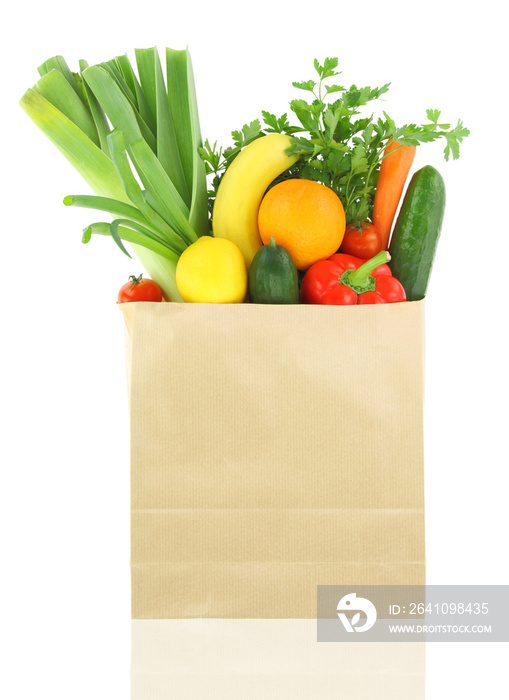 新鲜的蔬菜和水果装在纸袋里