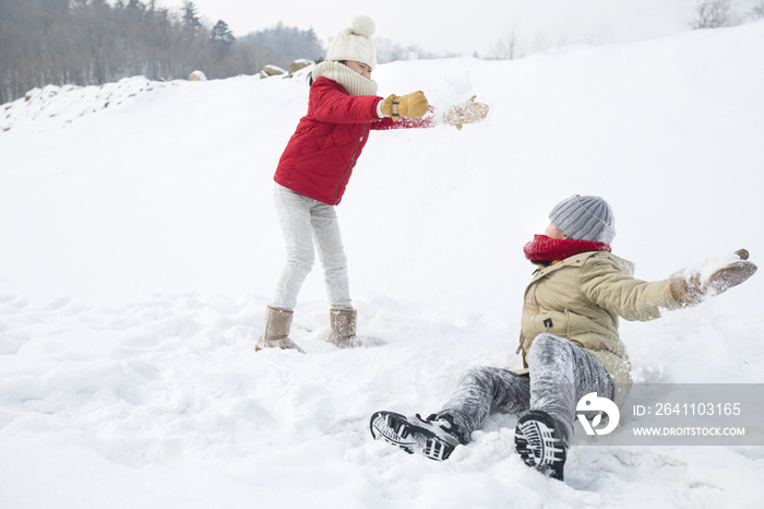 两个小孩打雪仗