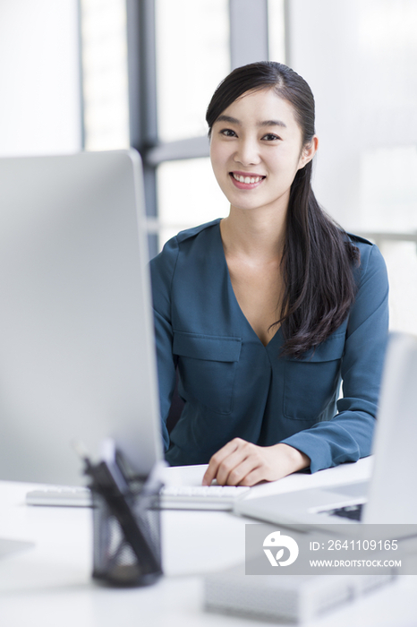 年轻商务女士肖像