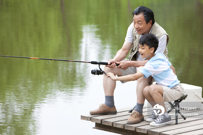 爷爷教孙子钓鱼