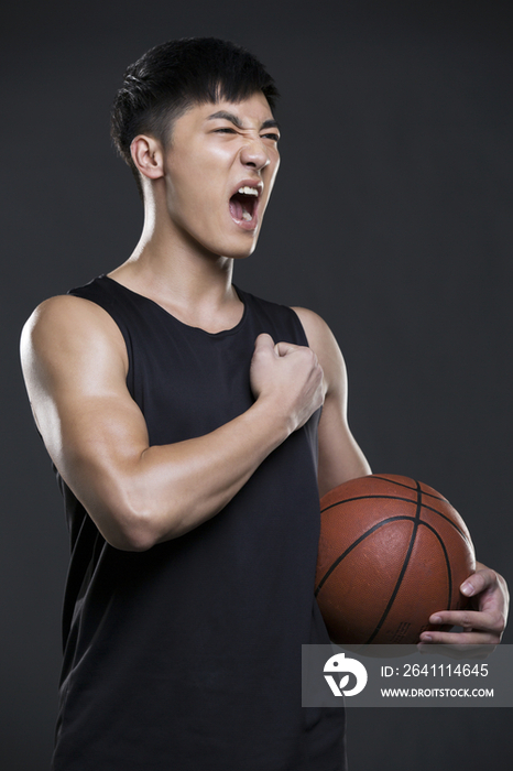 年轻男子拿着一个篮球