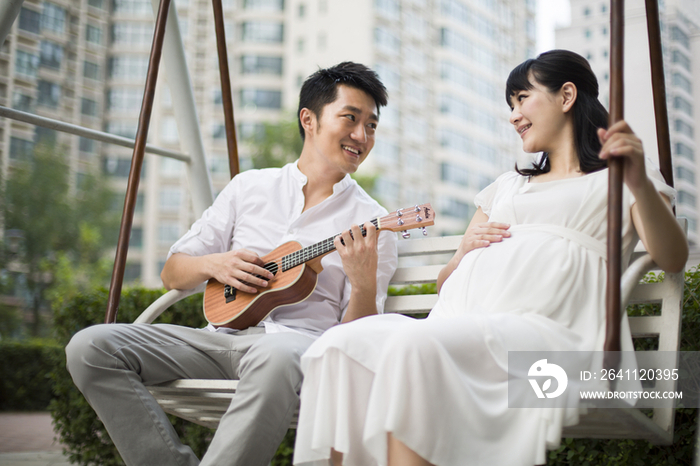 丈夫给怀孕的妻子弹吉他