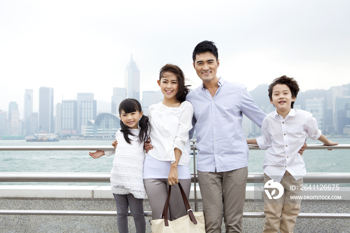 年轻家庭在香港旅游