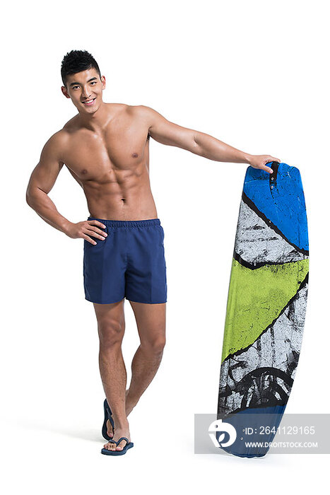 年轻都市型男拿着冲浪板