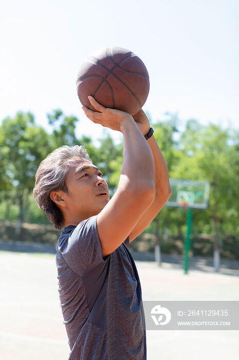 中老年男子在篮球场打篮球