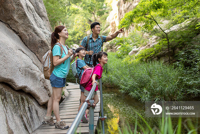 快乐的年轻家庭户外徒步旅行