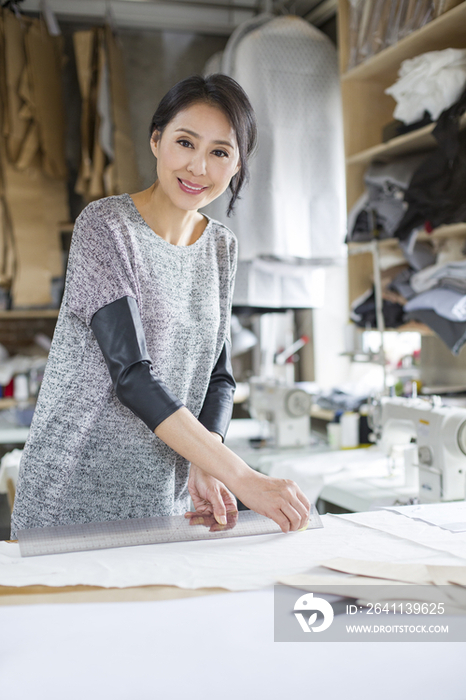 服装设计师在工作室工作