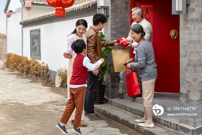 快乐家庭庆祝新年