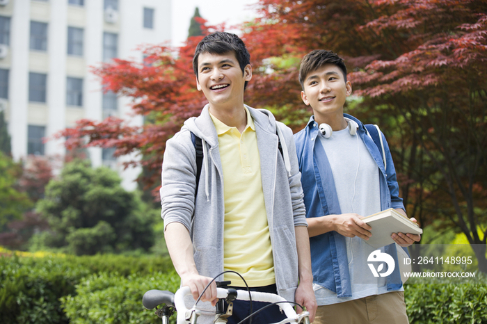 校园里的大学生同学