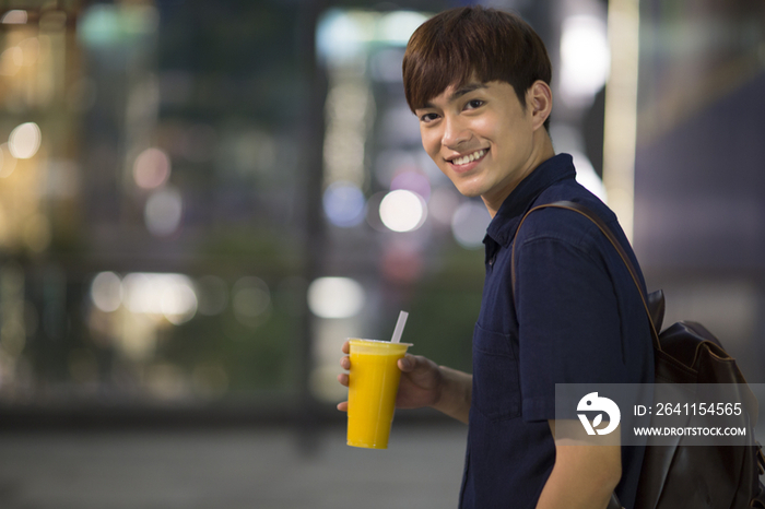 年轻男子拿着一杯饮料