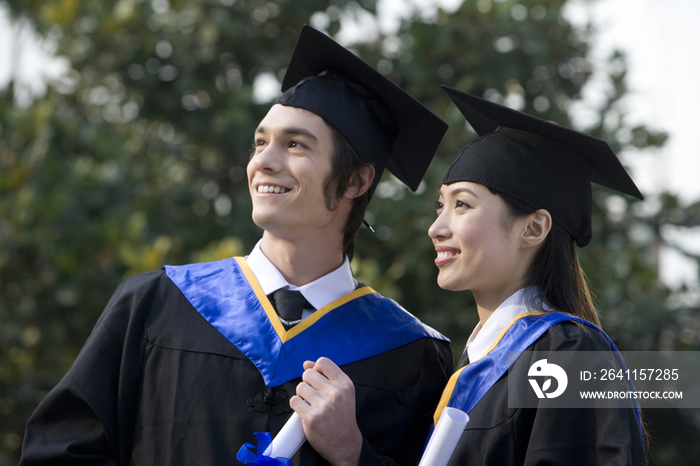 穿学士服的大学生们