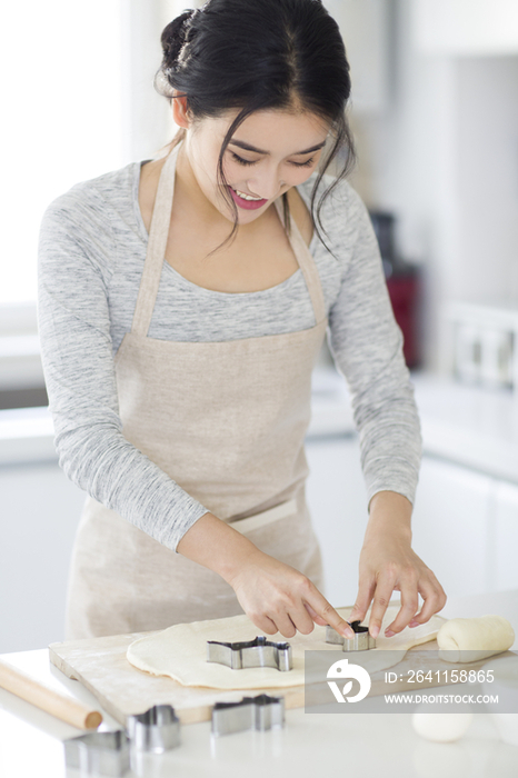 年轻女子在厨房制作饼干