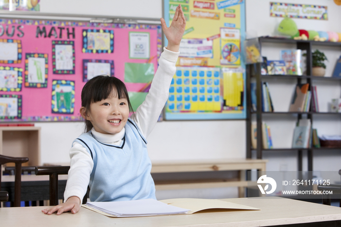 小学生在课堂举手