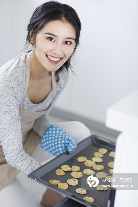 年轻女子在厨房烘焙饼干