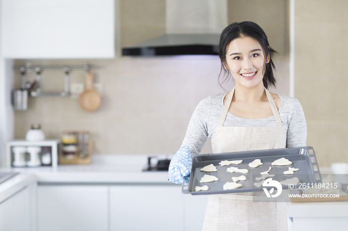 年轻女子在厨房制作饼干