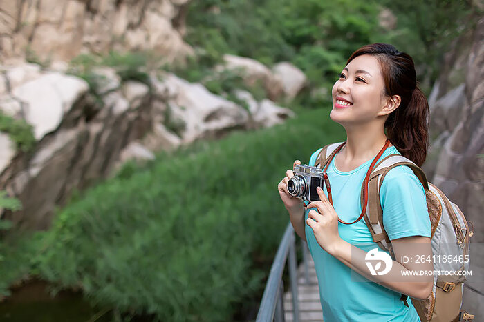 快乐的年轻女子户外拍摄美景