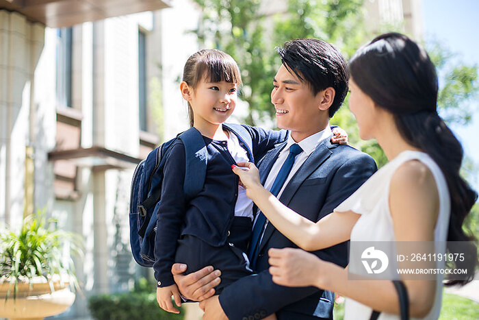 年轻父母送孩子去上学