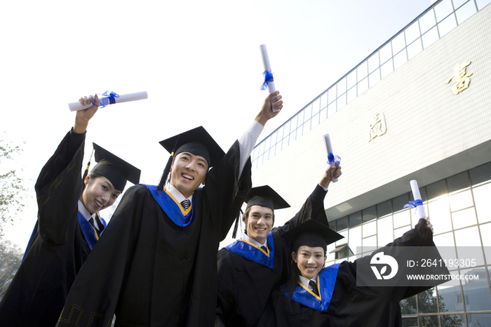 穿学士服的大学生们