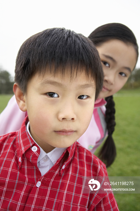 小男孩和小女孩在草地上