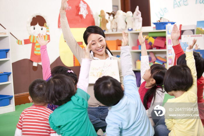 小朋友举手回答幼儿园老师问题