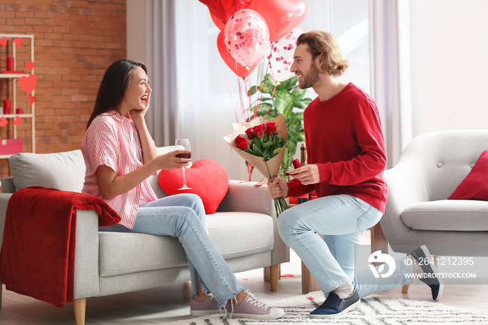 情人节，一名年轻男子在家向女友求婚