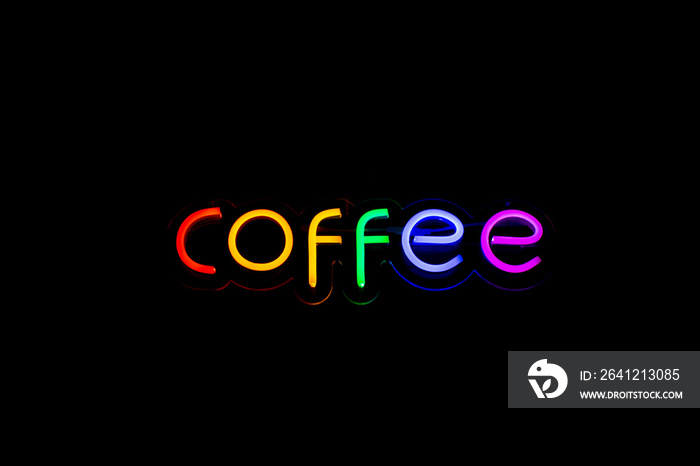 单词COFFEE：在一家黑色背景的咖啡馆里，闪烁的彩虹霓虹灯招牌刻字
