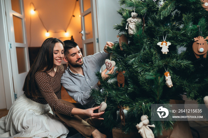 幸福夫妇在家装饰圣诞树