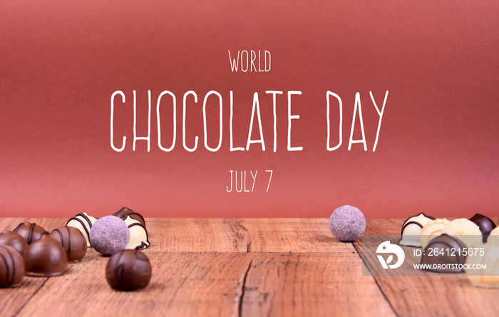 世界巧克力日库存图片。木制背景上的巧克力果仁糖库存图片。与众不同