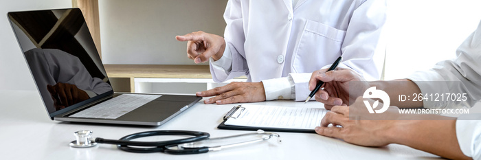 Professor Doctor consulting with patient discussing something and recommend treatment methods, Prese