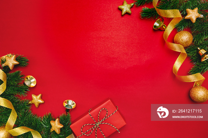 圣诞礼物和红底圣诞装饰的松树