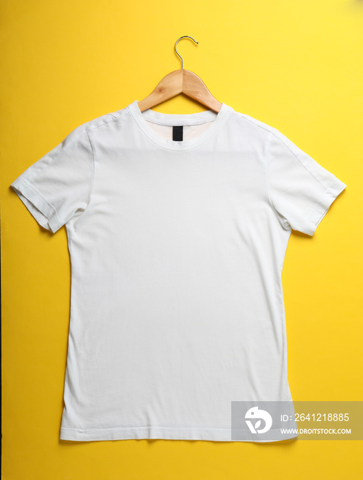 黄色背景空白白色t恤的衣架，留有文字空间