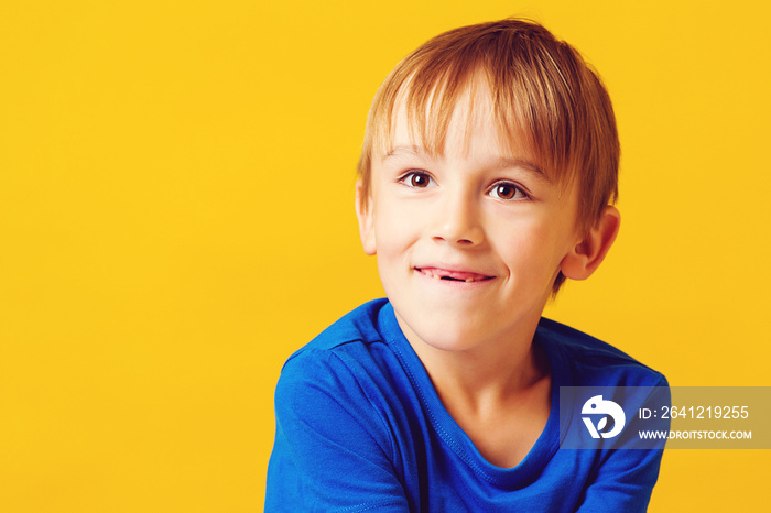 黄色背景下一个快乐微笑的孩子的画像。孩子掉了乳牙。快乐而健康