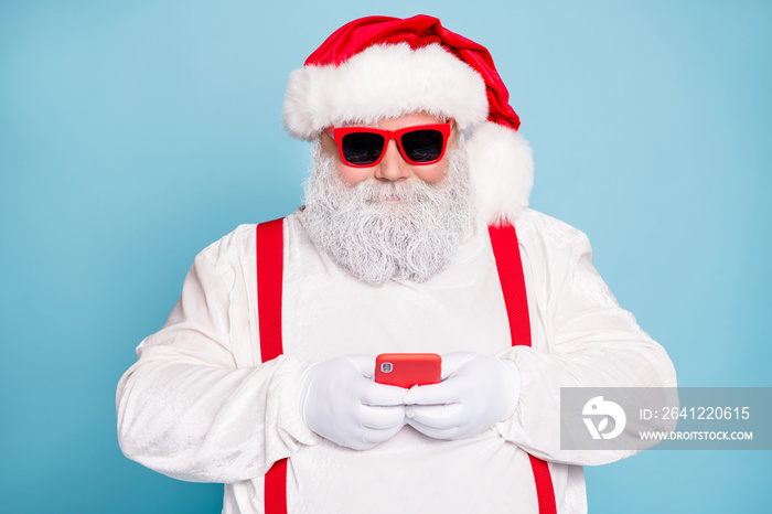 戴着眼镜的滑稽时髦的胖现代圣诞老人博主的特写照片使用手机类型的信息cong