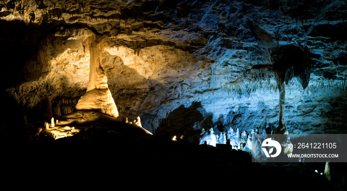 Paysage féerique dans une grotte