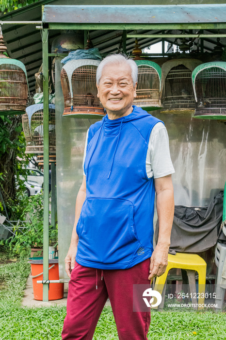 一位活跃的老年鸟类收藏家