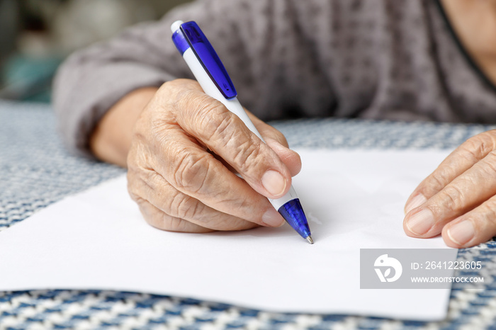 老年妇女在白纸上写字