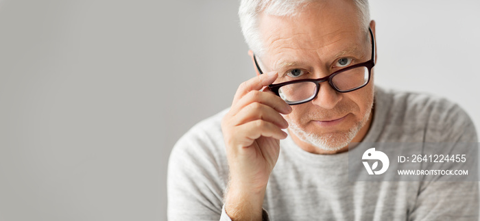 老年、问题和人的概念——戴眼镜思考的老年人特写