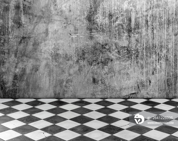 Salle vide avec mur en béton ciré et carrelage ancien