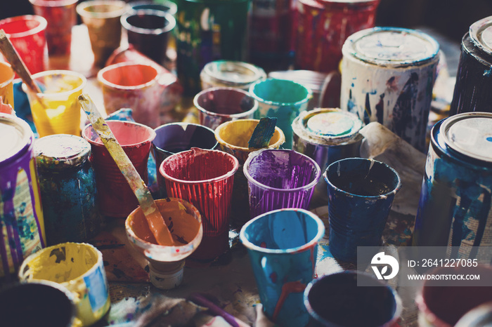 彩色油漆罐，艺术背景