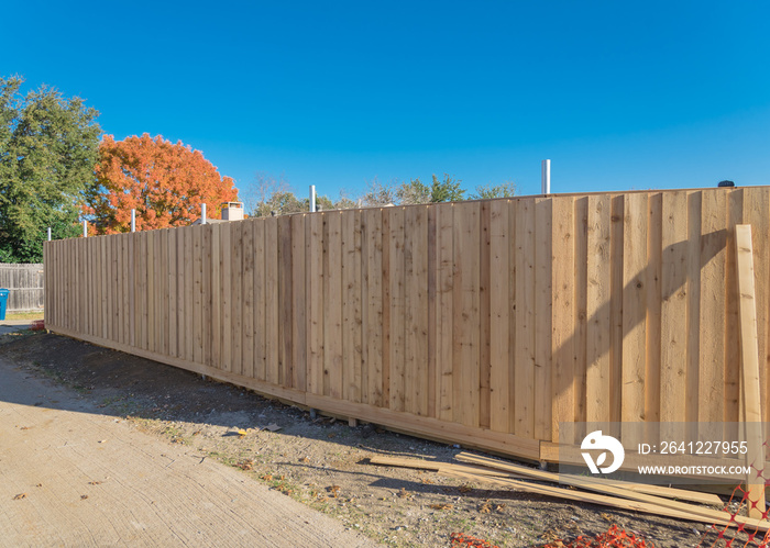 美国德克萨斯州秋季郊区住宅后巷木花园围栏安装特写