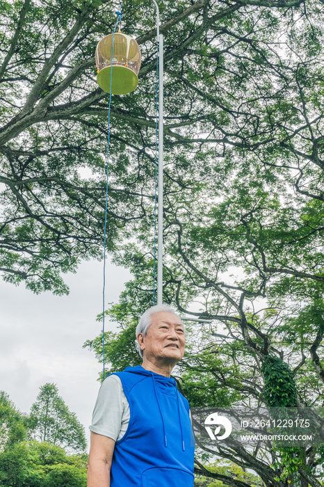 一位活跃的老年鸟类收藏家