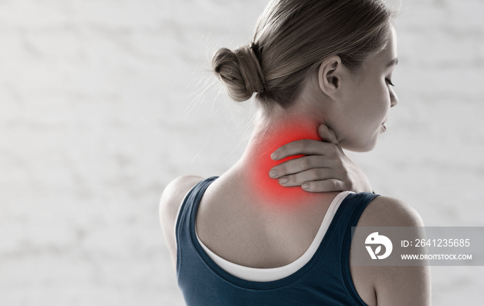 职业女运动员在健身房感到脖子疼痛，复制空间