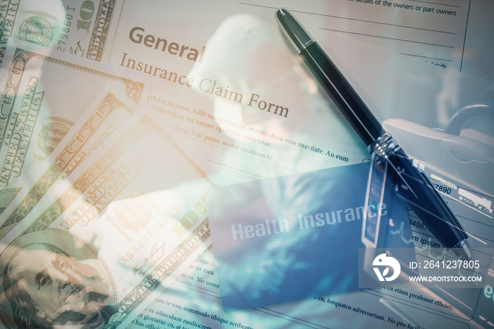 健康保险卡在保险理赔单上的双曝光背景，带笔和覆盖机智