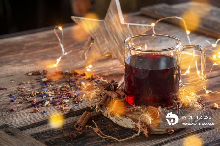 Glühwein mit Weihnachtsdekoration