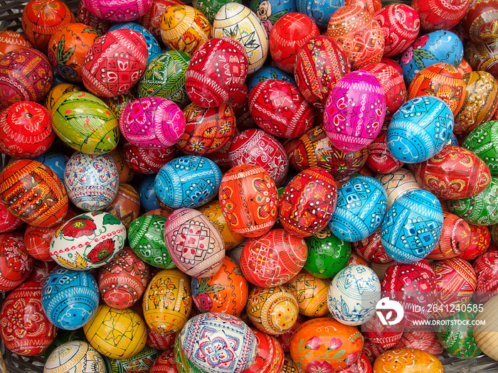 artesanía de huevos de madera pintados