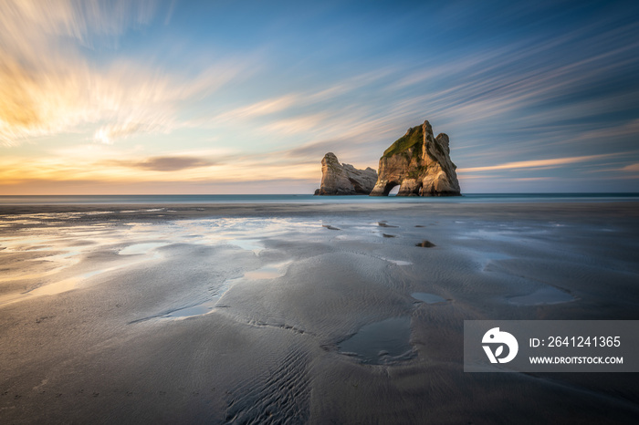 Wharakiri Beach Golden Bay South Island New Zealand海上岩层