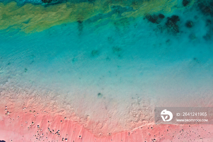 印度尼西亚纳闽岛蓝色海洋和粉红色沙滩的俯视图